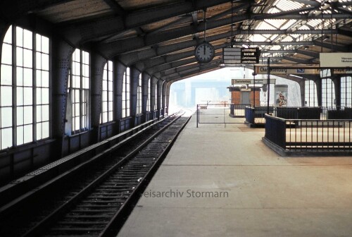 Berlin_1984_Westkreuz_Bahnhof_S-Bahn-3.jpg