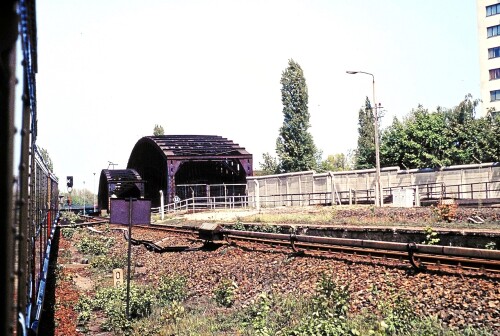Berlin_1984_zw_S-Bahnhof_Humboldthain_und_S-Bahnhof_Nordbahnhof.jpg