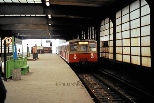 Berlin_Bahnhof_Zoologischer_Garten_S-Bahn_Bahnsteig_Schwerdtfeger_1984_l.jpg