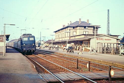 E-10_115_BR_110_Buhl_Bahnhof_Eilzug_DB.jpg
