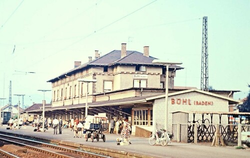 E-10_115_BR_110_Buhl_Bahnhof_Eilzug_DB_a.jpg