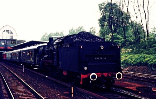 BR_038_382-8_Sonderzug_1972_Aumuhle_Bahnhof_nostalgischer_Zug-2.jpg