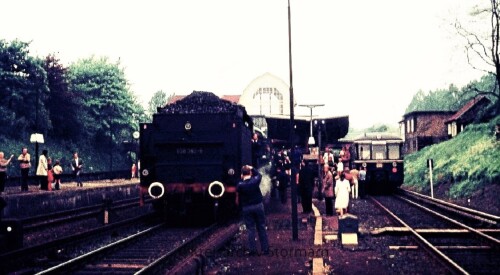BR_038_382-8_Sonderzug_1972_Aumuhle_Bahnhof_nostalgischer_Zug-3.jpg