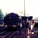 BR_038_382-8_Sonderzug_1972_Aumuhle_Bahnhof_nostalgischer_Zug-3