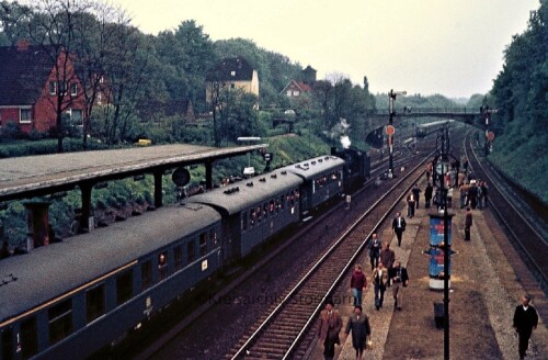 BR_038_382-8_Sonderzug_1972_Aumuhle_Bahnhof_nostalgischer_Zug-4.jpg