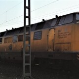 BR_221_EGP_V270_Schwarzenbek_Bahnhof_2019_Guterzug_Auto