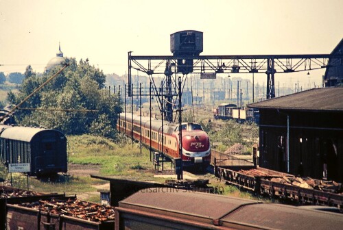 BR_601_Intercity_VT_11.5-Trans_Europ_Express_TEE_Bahnhof_Haltingen_1973-1.jpg