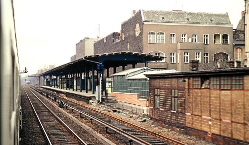 Berlin_1984_-S-Bahn_Bahnhof_Savignyplatz.jpg