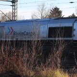 Class_66_Rhein_Chargo_DE_671_Wiebe_Schwellen_Bahn_Gleis_Zug_Schwarzenbek_Bau_Bahnsteigdach_2024_Jun-1