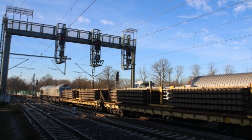 Class 66 Rhein Chargo DE 671 Wiebe Schwellen Bahn Gleis Zug Schwarzenbek Bau Bahnsteigdach 2024 Jun 