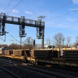 Class_66_Rhein_Chargo_DE_671_Wiebe_Schwellen_Bahn_Gleis_Zug_Schwarzenbek_Bau_Bahnsteigdach_2024_Jun-2