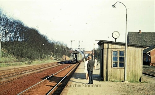 Mussen_Bahnhof_1967_Bahnsteig_Wartehaus_Bahnhofsuhr_DB-1.jpg