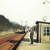 Mussen_Bahnhof_1967_Bahnsteig_Wartehaus_Bahnhofsuhr_DB-1