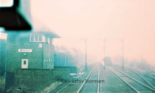 Mussen_Bahnhof_1971_im-Nebel.jpg