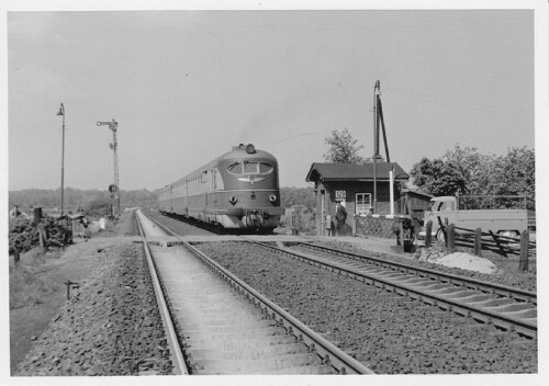 VT_12.14-Hamburg_Berlin_bei_Schwarzenbek_1961_Schranke_Schrankenwarterhauschen.jpg