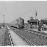 VT_12.14-Hamburg_Berlin_bei_Schwarzenbek_1961_Schranke_Schrankenwarterhauschen