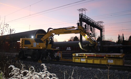 Zweiwege Bagger Bahn Gleisbau Schwarzenbek Bau Bahnsteigdach 20241130 (1)