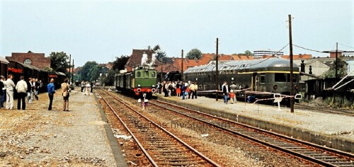 1977_Bahnhof_Bergedorf_Sud_Caroline_Doppelstockwagen.jpg