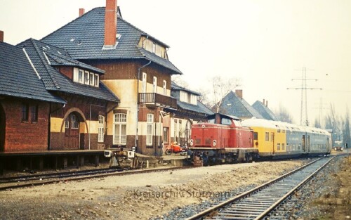 Geesthacht_Bahnhof_1981_V_100_LBE_DAB_26_Doppelstockwagen_Sonderfahrt_Nostalgie_Zug-1.jpg