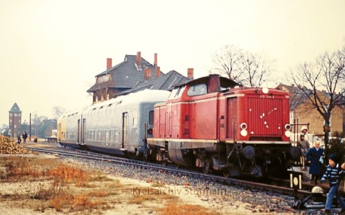 Geesthacht_Bahnhof_1981_V_100_LBE_DAB_26_Doppelstockwagen_Sonderfahrt_Nostalgie_Zug-2.jpg