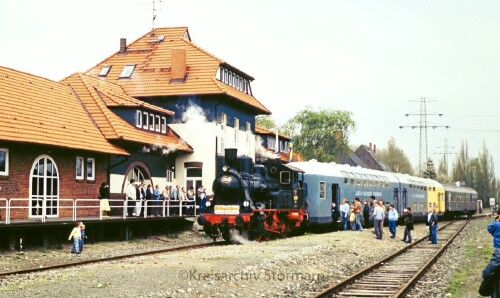 Geesthacht_Bahnhof_1987_Dampfzug_Sonderfahrt_LBE_DoSto_Nostalgie_Zug.jpg