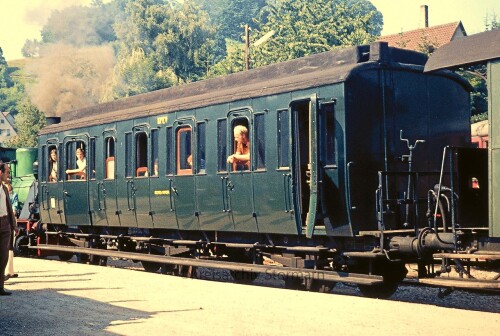 Landerbahn_Waggon_Kandern_Bahnhof_Dampflok_historischer_Zug_1973.jpg