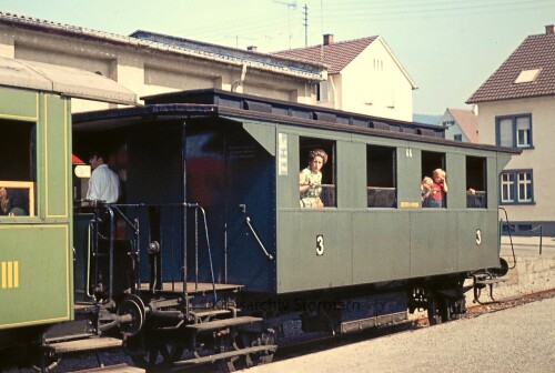 Landerbahn_Waggon_Kandern_Bahnhof_Dampflok_historischer_Zug_1973_b.jpg