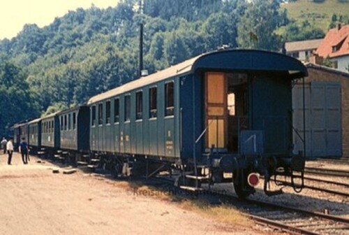 Londerbahn_Waggon_Kandern_Bahnhof_Dampflok_historischer_Zug_1973.jpg