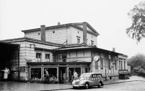 Reinbek_Bahnhof_1958_Empfangsgebaude_alt-2.jpg
