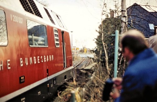 V_200_007_Deutsche_Bundesbahn_Aufschrift_Krummel_Bahnhof_1985_Geesthacht.jpg