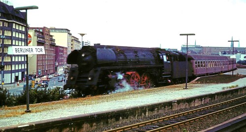 BR_01_501_Interzonenzug_Silberling_Bahnhof_Berliner_Tor-2.jpg