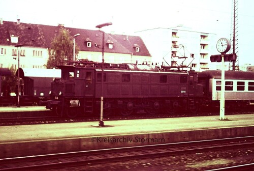 E_17_110_1966_Neu_Ulm_Bahnhof_Bahnsteig_Eilzug.jpg