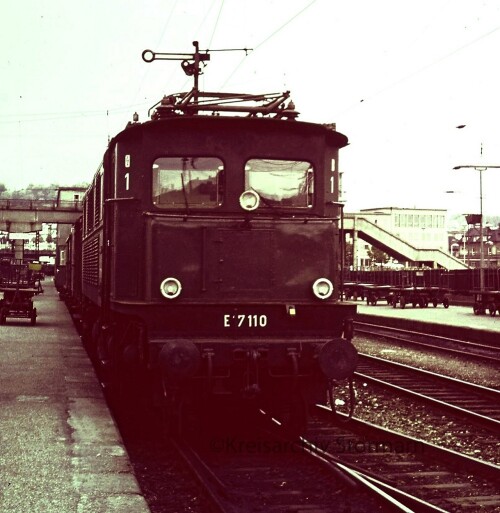 E_17_110_1966_Neu_Ulm_Bahnhof_Bahnsteig_Eilzug_a.jpg