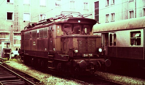 E_44_159_1966_Neu_Ulm_Bahnhof_Bahnsteig_Eilzug.jpg