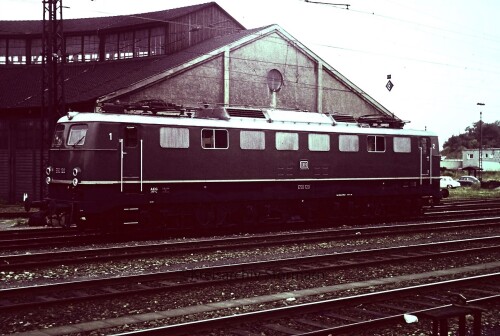 E_50_120_1966_Neu_Ulm_Bahnhof_Lokschuppen.jpg