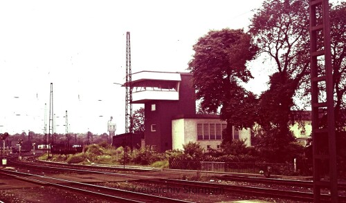 Neu_Ulm_Bhf_1966_Stellwerk_Oberleitung_Bahnhofsgebaude.jpg