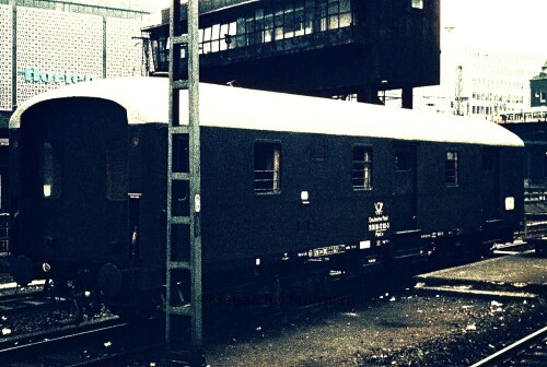 Hamburg_Hauptbahnhof_Hbf_1972_Postwaggon_Deutsche_Post_DDR-1.jpg