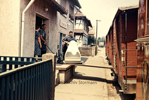 Scherzheim_Bahnhof_1967_Guterschuppen_Verladung.jpg