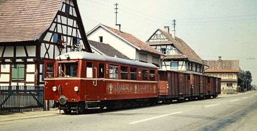 Scherzheim_Treibwagen_Guterwaggons_1967_Guterschuppen_Verladung.jpg