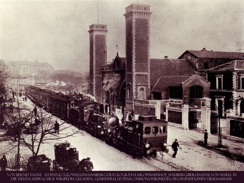 Berliner_Bahnhof_Hamburg_Zug_fahrt_vorbei_auf-der_Verbindungsbahn_1904_a-2088d0530bee7558d.jpg