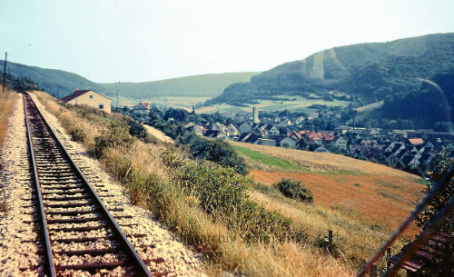 Zwischen_Viadukt-Bahnhof_Unterkochen_BahnStrecke_Neresheim-Aalen_Hartsfeldbahn_1966_a.jpg