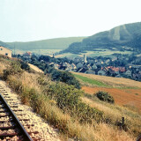 Zwischen_Viadukt-Bahnhof_Unterkochen_BahnStrecke_Neresheim-Aalen_Hartsfeldbahn_1966_a