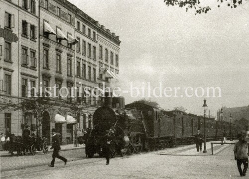 1902_Bahnhof_Hamburg_Klostertor_Nahe_Deichthorstrase_Eisenbahn_Zug_durch_Stadt_Strase-1.jpg