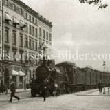1902_Bahnhof_Hamburg_Klostertor_Nahe_Deichthorstrase_Eisenbahn_Zug_durch_Stadt_Strase-1