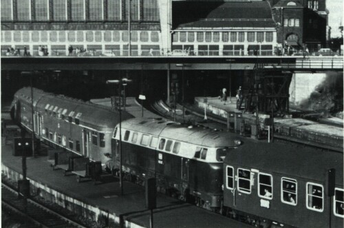 1962_BR_216_Lollo_V_160_Prototyp_LBE_DoSto_DAB_26_Doppelstockwagen_Sandwich_Hamburg_Hauptbahnhof.jpg