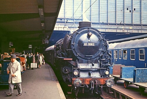 Hamburg_Hauptbahnhof_Hbf_1966_BR_01_1062_UIC_1.Klasse_Epoche_3a_Beschriftung.jpg