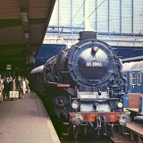 Hamburg_Hauptbahnhof_Hbf_1966_BR_01_1062_UIC_1.Klasse_Epoche_3a_Beschriftung