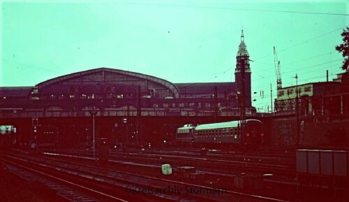 Hamburg_Hauptbahnhof_Hbf_1966_E_10.12-blau_1_Waggon_UIC_a-2.jpg
