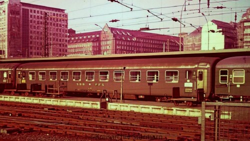Hamburg_Hauptbahnhof_Hbf_1966_Reisezugwagen_Schweiz_SBB_a-2.jpg