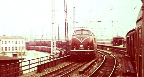 Hamburg_Hauptbahnhof_Hbf_1966_V_200_109_D-Zug_Niederlande_Skandinavien-Express.jpg